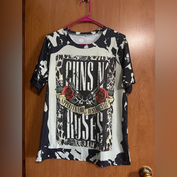 Unbranded Tops - Guns N Roses 🌹 Unisex Band Tee NWOT—Size Medium